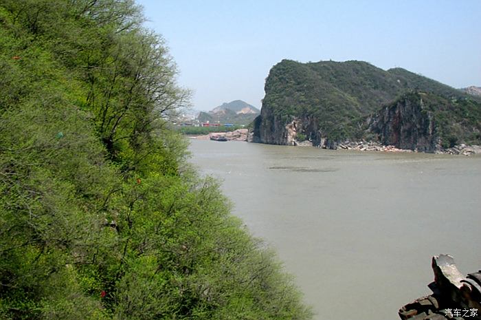 那里峭壁撑天,直立江心,与对岸澎浪矶相峙,水面极其狭窄.