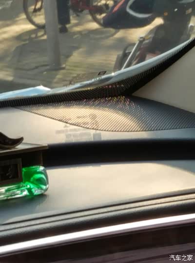 中控这块附近有滋滋滋电流声。唉 烦人