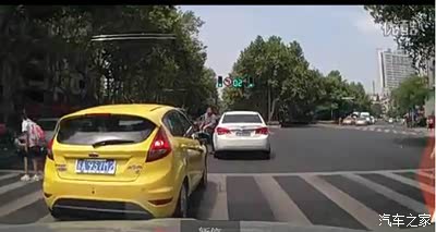 思域追尾科鲁兹瞬间被干翻,上海通用质量真不