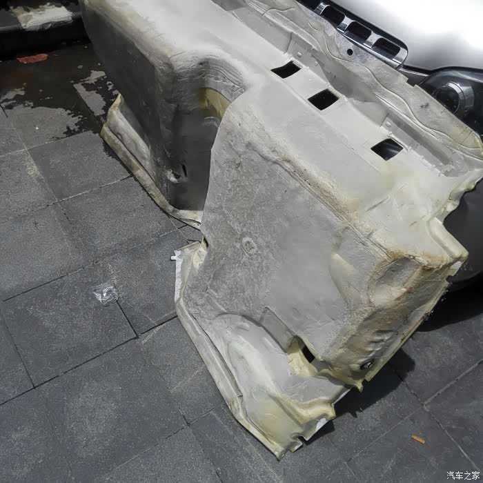 【图】天窗没关好排水管堵塞造成车进水,拆地