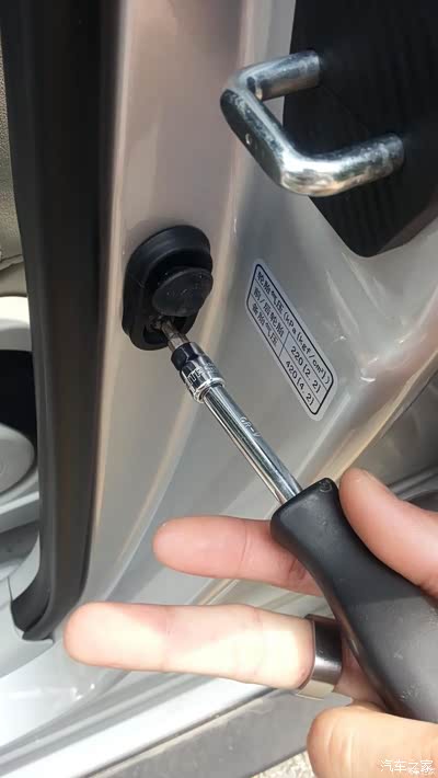 小姨子的正常冷车各胎压相差多少算正常值?_