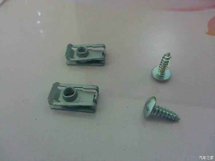 【图】求助下!新飞度前面车牌怎么上啊?。在线