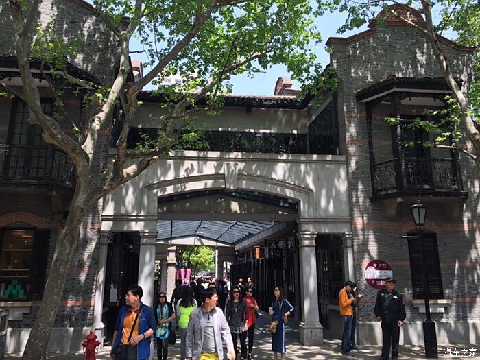 位于黄陂南路,太仓路的新天地,是以上海独特的石库门建筑旧区为基础