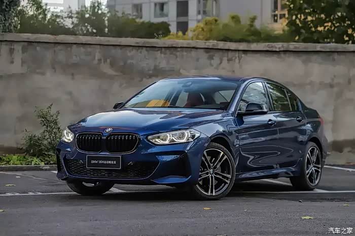 宝马1系曜夜版黑化运动外观,更加犀利,运动感突出.