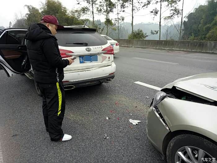 【图】前几天在重庆铜梁被100时速追尾照片和