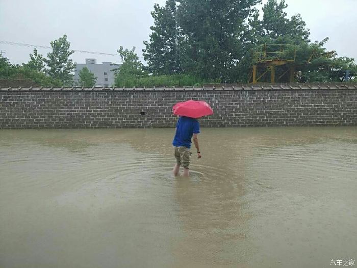 玩水冲掉内衣_女子玩水滑梯冲掉衣服