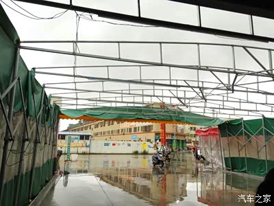 广东台风大雨,到处发大水,关于S6水里行车。_