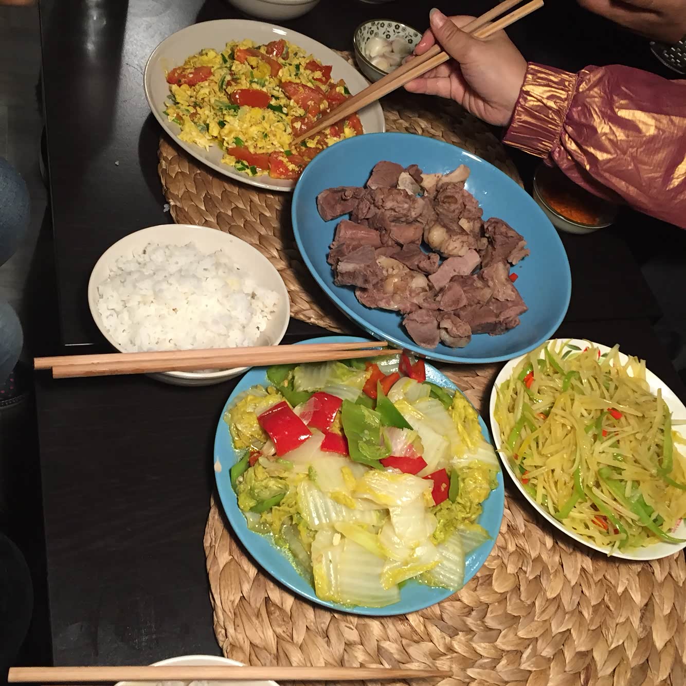 半夜睡不着觉,把心情哼成歌,只好到屋顶找另一