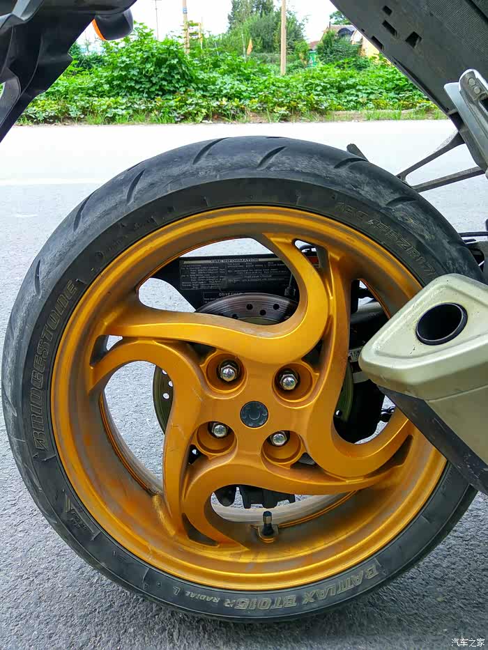 【图】变异大黄蜂轮胎问题,在线等_摩托车论坛