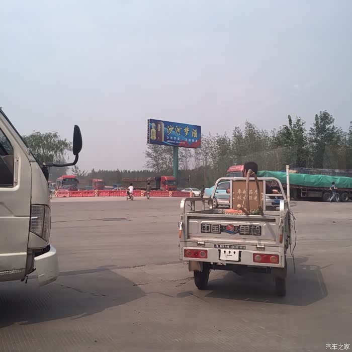 河北邢台沙河泄洪村民堵路。