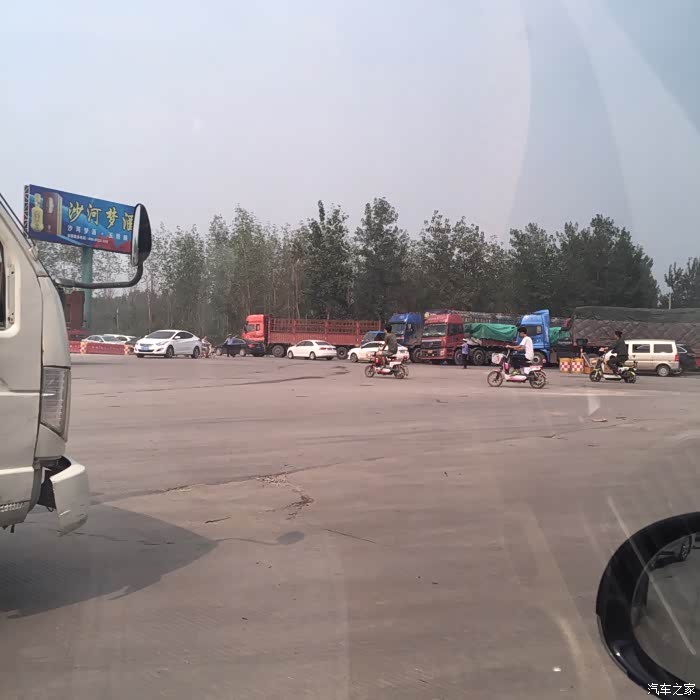 【图】河北邢台沙河泄洪村民堵路。