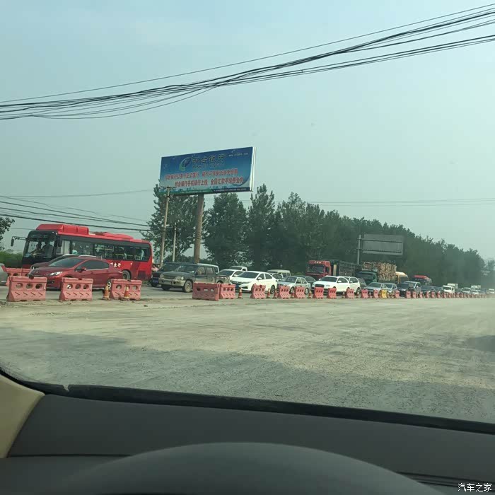 【图】河北邢台沙河泄洪村民堵路。