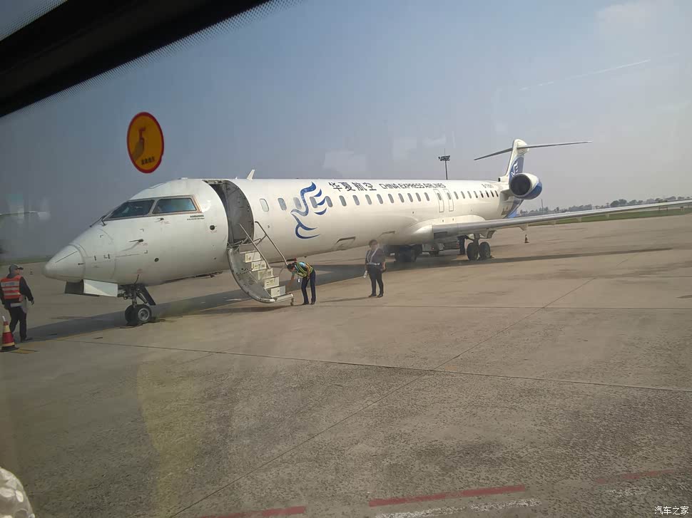 说实话，飞机坐多了。但是，这个crj900是第一次，但是给我的感觉很不错，