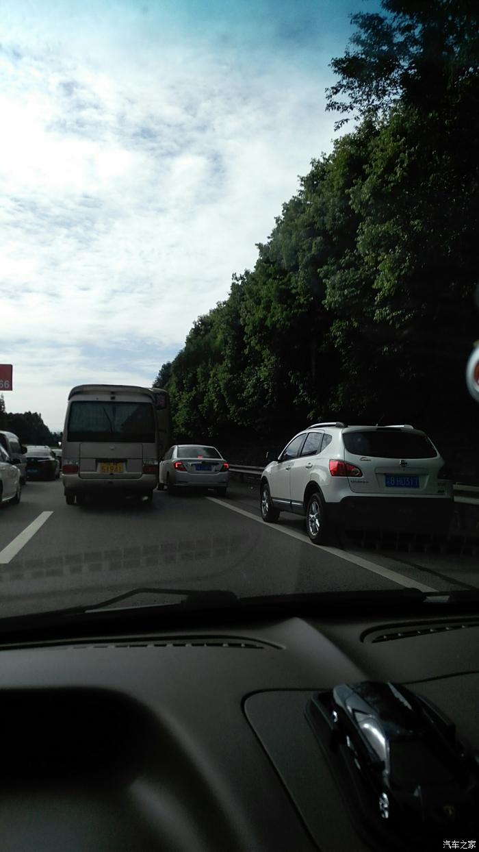 3434 | 回复: 48 四川论坛 今天成雅高速堵车时占应急车道的少了90%啊