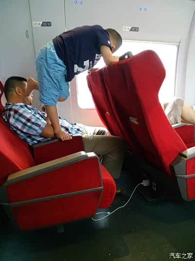 高铁奇葩一家,吵闹喧哗零食遍地,车厢是你家!_