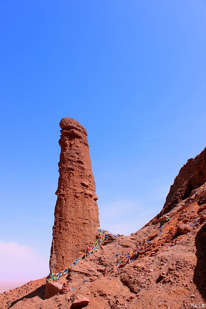 西部梦幻峡谷人根峰阿尔寨石窟胡桃花海量图片