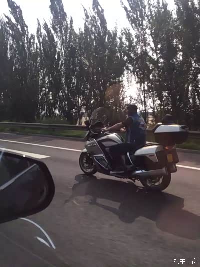 沈大高速今天遇到摩托车队!文盲与狗勿进_辽宁