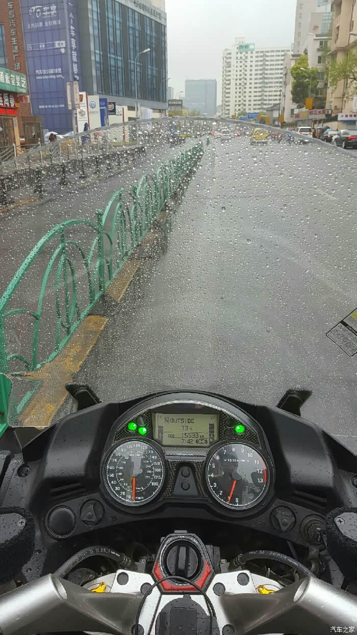 上海连续的阴雨天也无法浇灭骑士精神