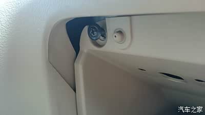 空调滤清器拿出来来吹了吹,结果手套箱螺丝装