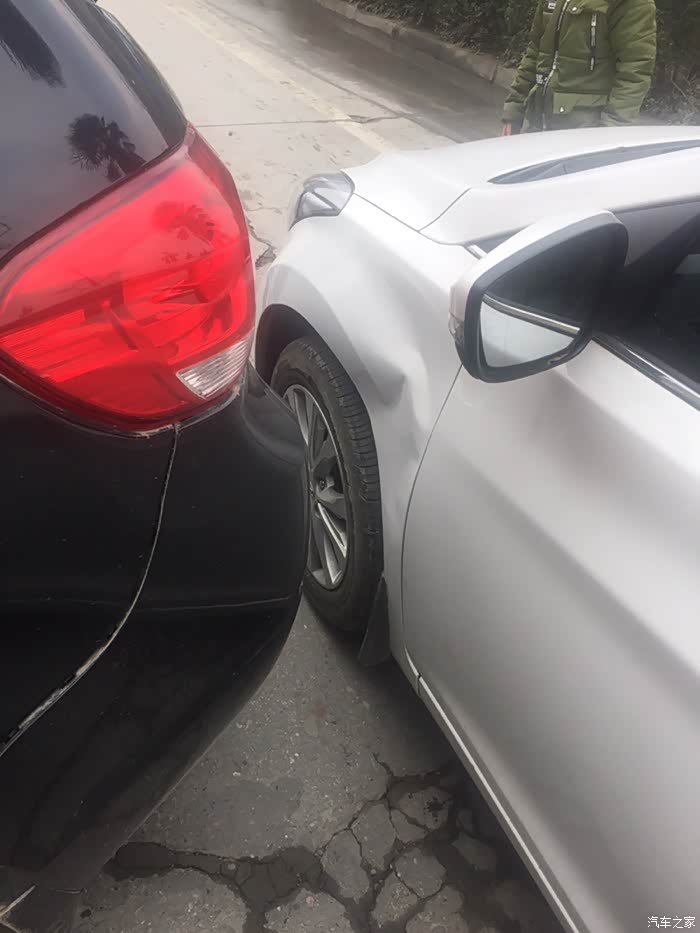 【图】直行被倒车撞了,结果对方跑掉了