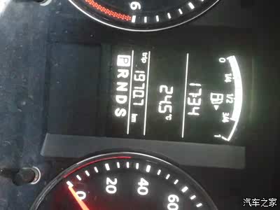 {刘金娜}美女上树!补充空调制冷剂=有讲究,检查