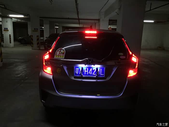 【图】GK5日版尾灯在停车场开小灯后雾灯效果