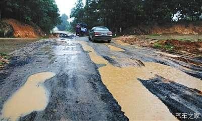 遇到这样坑坑洼洼的道路,真心疼我的小三