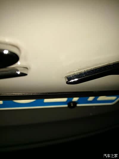 我后面的英语车标有点要脱掉的感觉