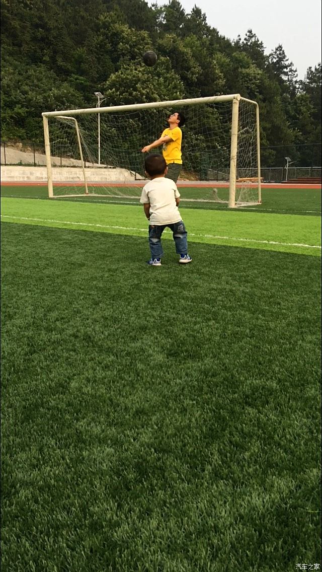 小宝踢足球