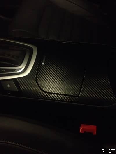 中间置物厢钢琴漆容易刮花,自己贴的碳纤维膜