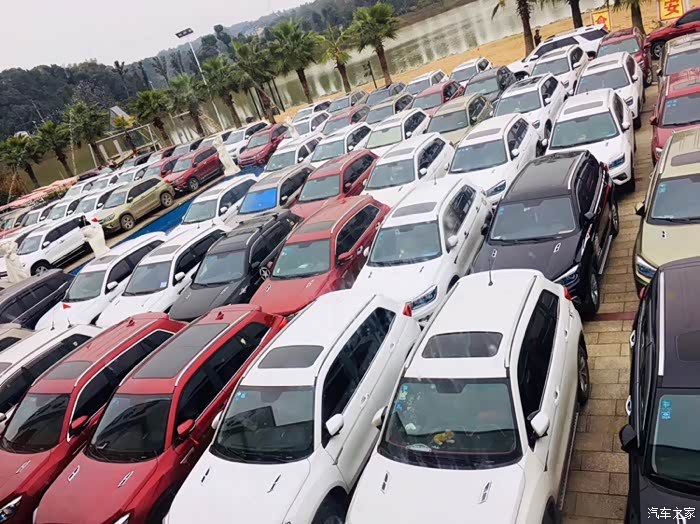 哇!看这车多得,整齐排列,土豪就是不一样,都惊呆了我闺女这么小就对