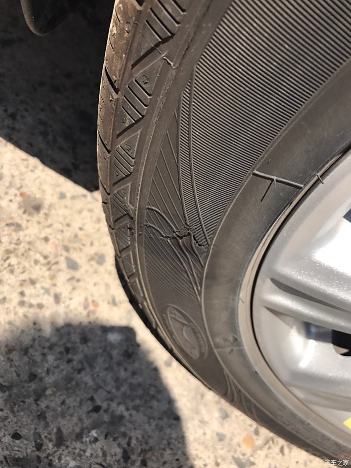 今天发现轮胎外皮破了