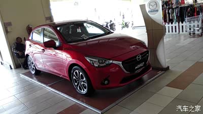 在巴厘岛家乐福商场里展出的新马2_马自达2论