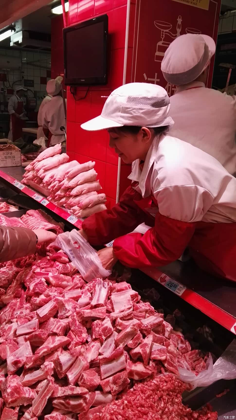 笨笨肉市场，排骨少不了。好不容易轮到我买肉了，这个老哥挺配合留个影
