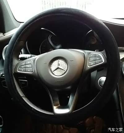 方向盘安全气囊哪里弹出的呢?中间还是英文字