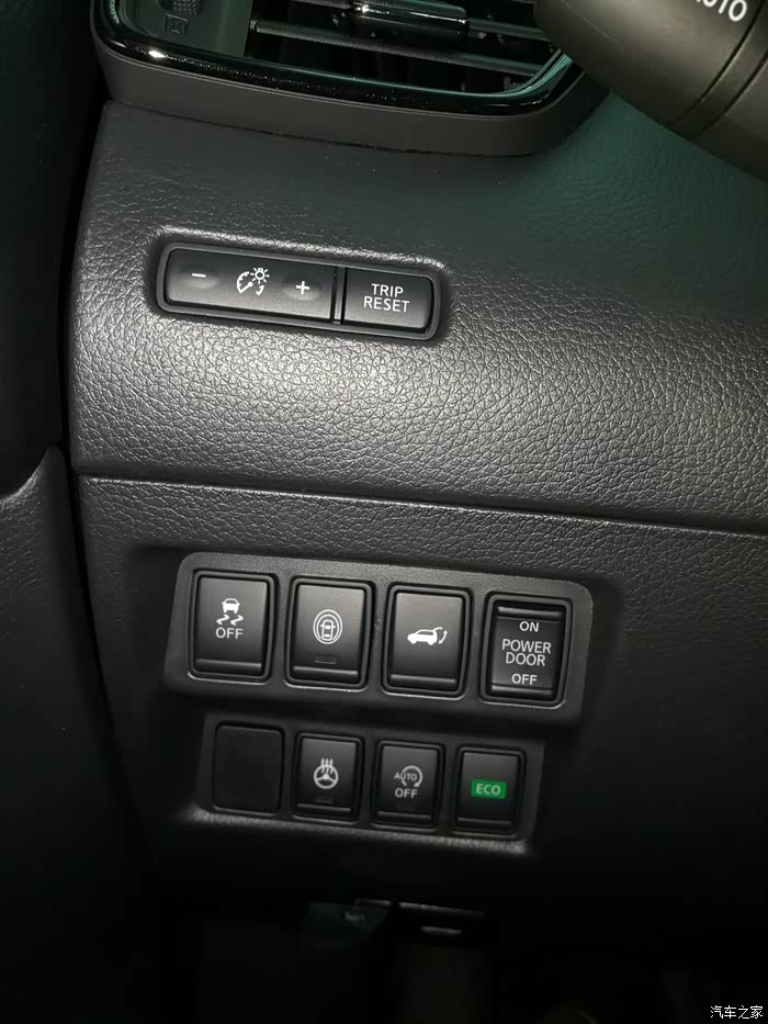 【图】4S店拍新奇骏驾驶室。