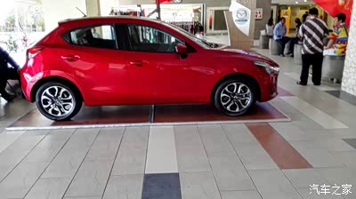 在巴厘岛家乐福商场里展出的新马2