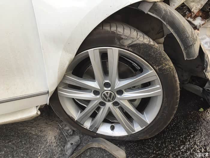 【图】自己驾驶自己名下私家车撞树上出车祸,