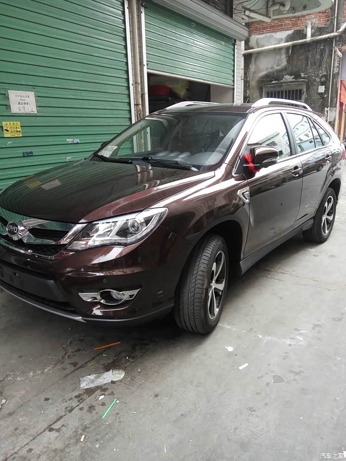 棚!昨天才提车,今天车子刚开走5分钟,楼上掉砖