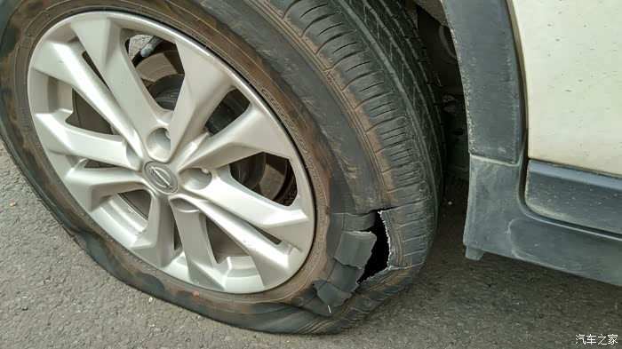 【图】高速爆胎