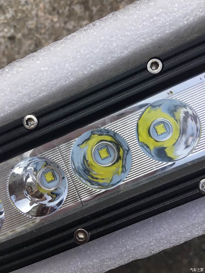 【图】求不删。出个车顶长条灯。