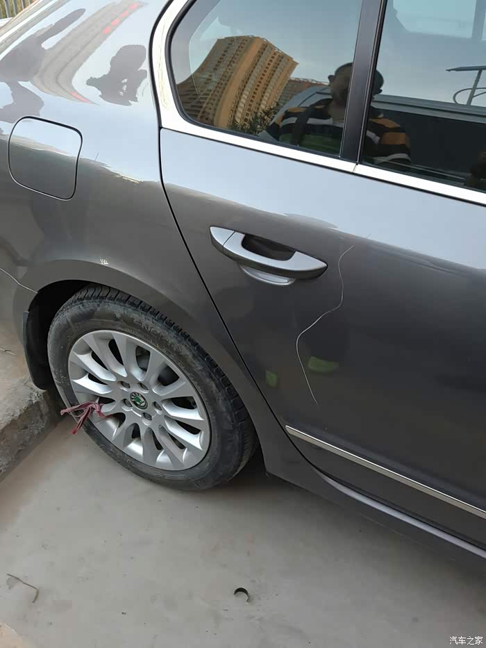 【图】娘的楼下被6岁小孩划车!