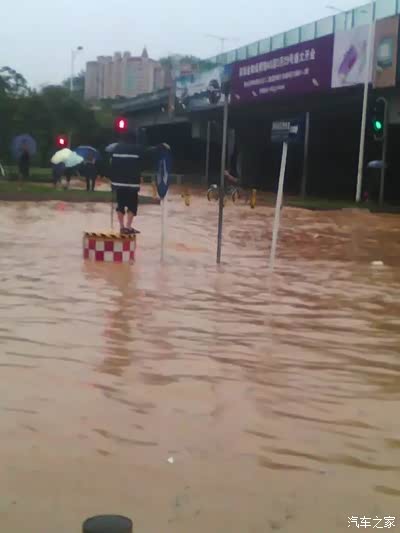 (深圳暴雨季节尽量少出门)广东暴雨季节真是坑