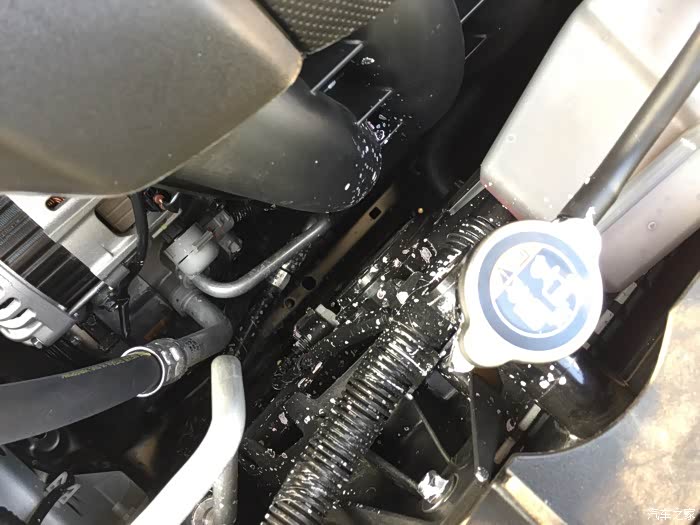 【图】小白求解:阿特兹引擎盖下有东西喷洒出