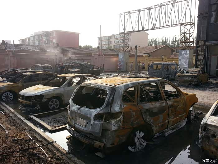 【图】煤气管道爆炸,车都烧报废了
