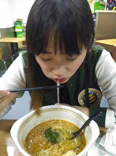 小姑娘非要吃麻辣烫_上海_手机汽车之家