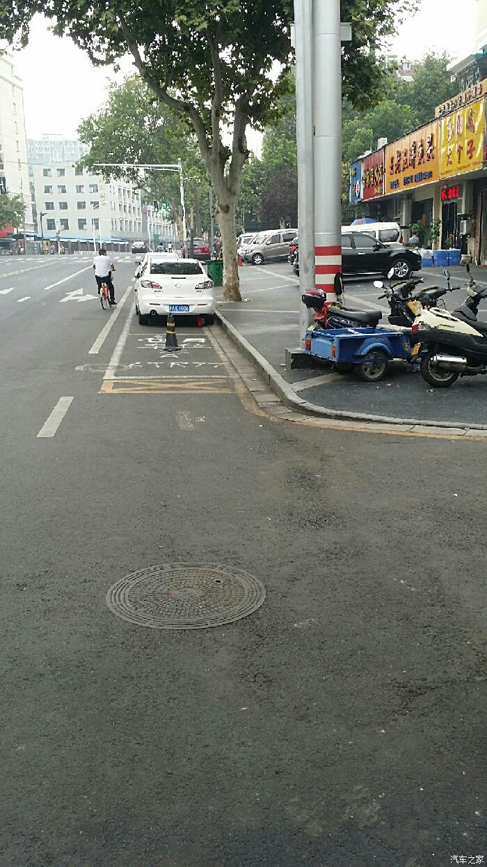 【图】南京奇葩占用路边停车位,警察城管不作