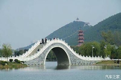 云龙湖位于江苏省徐州城区西南部,是徐州云龙湖风景区主要景点, 原名"