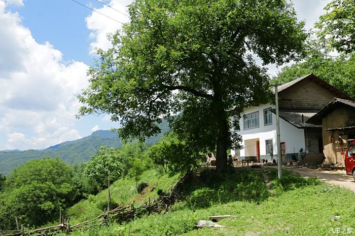 祖祖辈辈居住在山顶的红坪村人家.真是叫人羡慕!