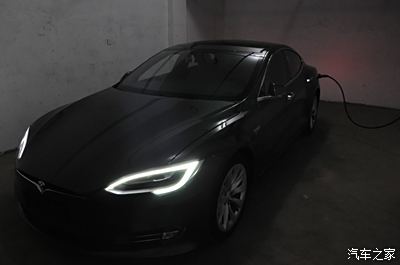 特斯拉model s(冷光银)提车作业